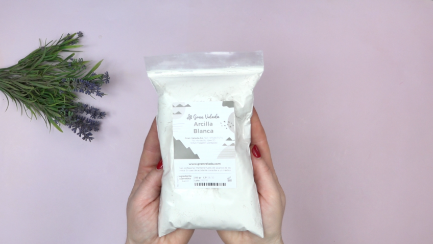 Argile blanche cosmétique avant de l'ajouter