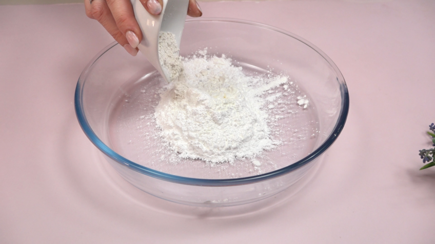 Ajout de l'argile blanche dans le bol