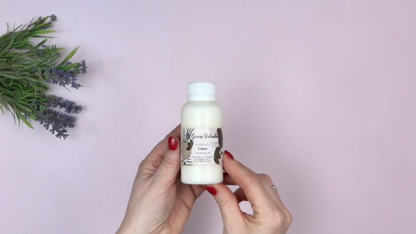 Ajout d'huile de jojoba à l'huile de coco fondue