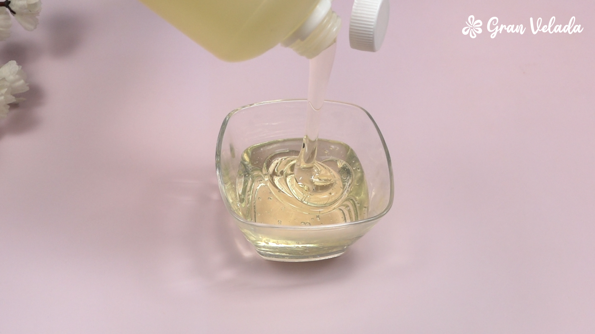 Verser le gel nettoyant facial de base dans le récipient