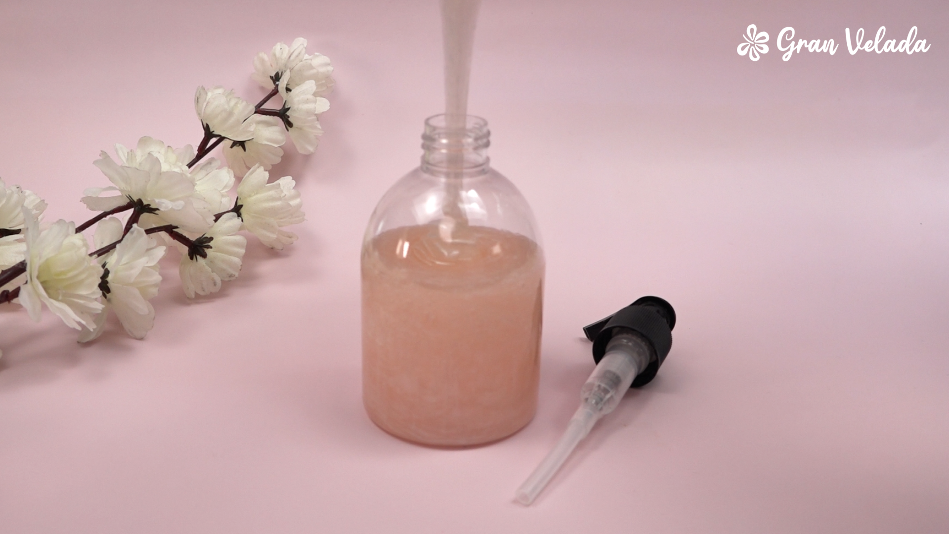 Mettre le savon facial en bouteille avec doseur