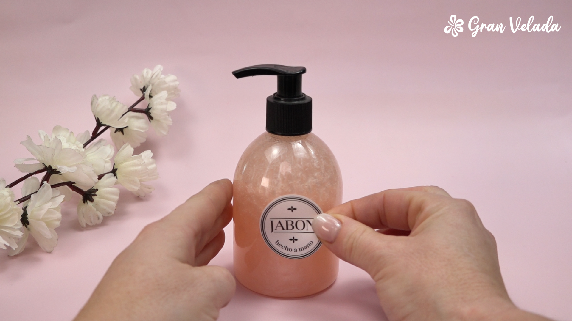 Placer le doseur sur le flacon du savon