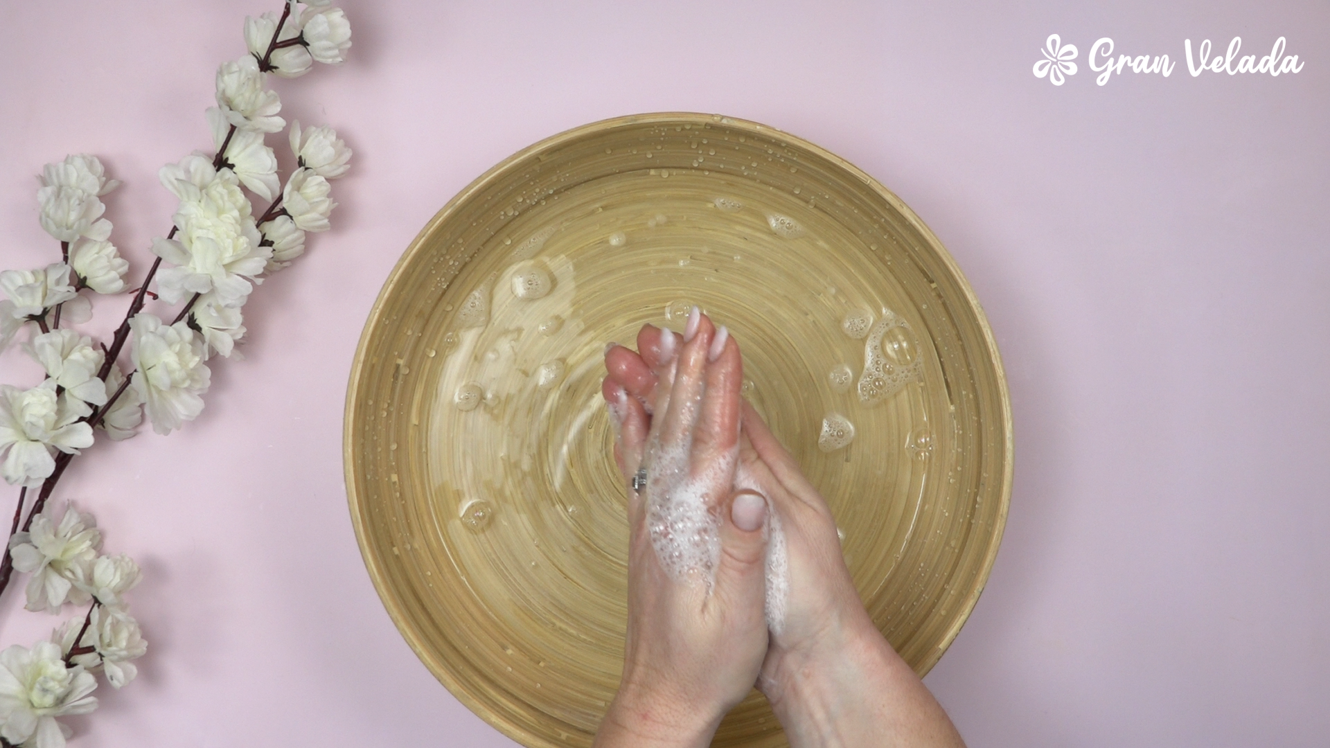 Placer l'étiquette sur le flacon du savon facial