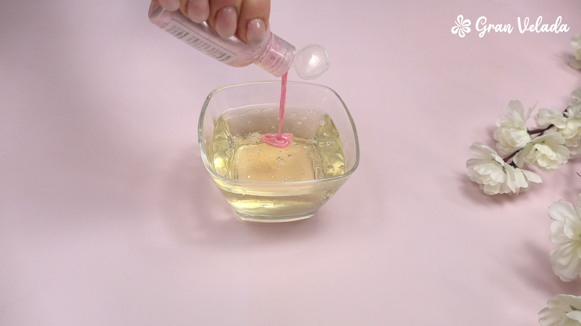 Ajouter du nacre rose au mélange du savon facial